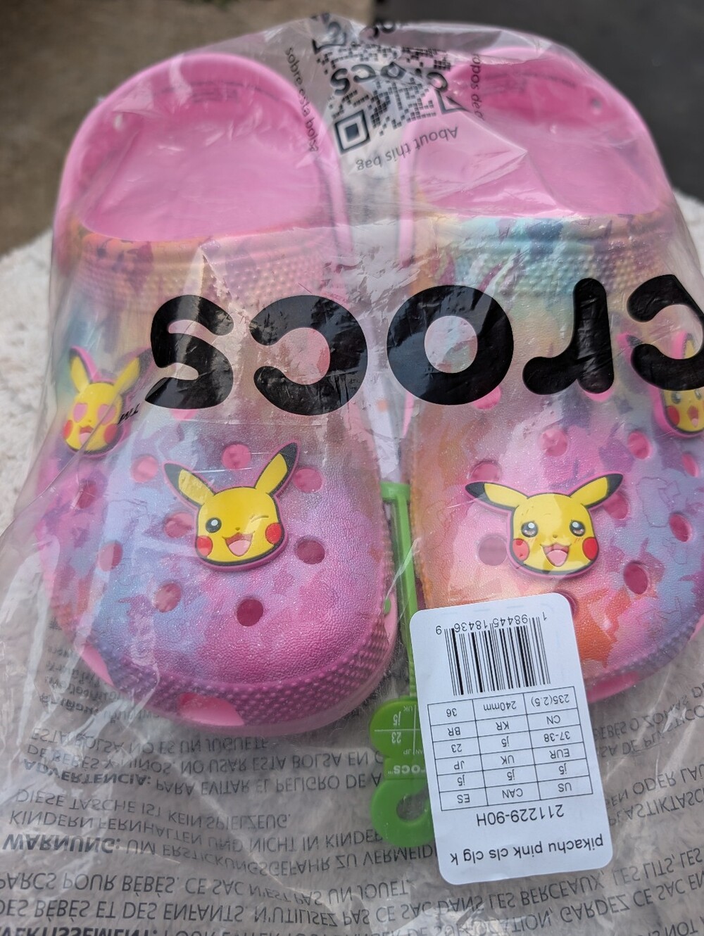 NWT Pikachu Crocs Charms Size 5